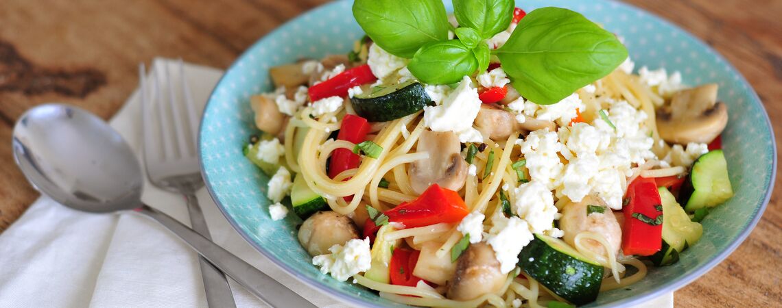 Paprika-Zucchini Spaghetti mit Feta