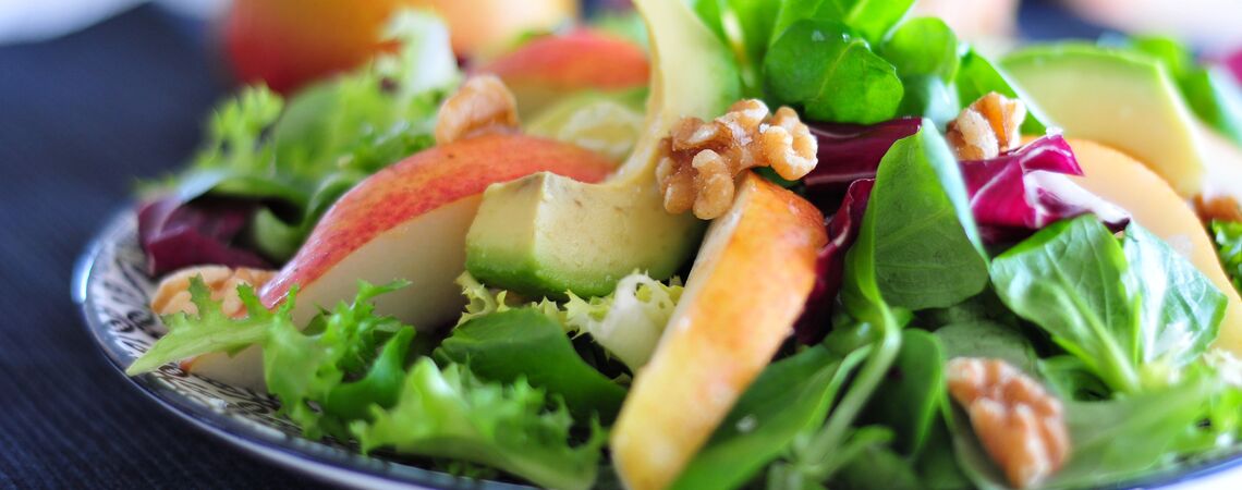 Wintersalat mit Birnen und Walnüssen